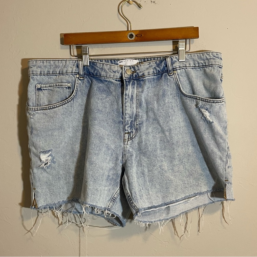 ASOS Design shorter length mens distressed cut off denim shorts waist 42”‎